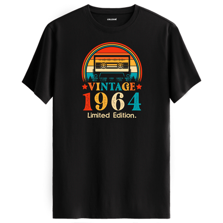 Siyah vintage t-shirt, 1964’ün efsanevi müzik ruhunu taşıyor.