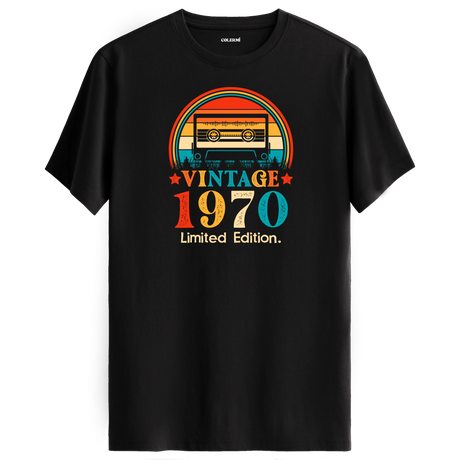 Siyah vintage t-shirt, 1970 müzik kültürünü yansıtan retro tasarıma sahip.