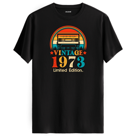 Siyah vintage t-shirt, 1973 kaset çalar temasıyla nostaljik bir his veriyor.