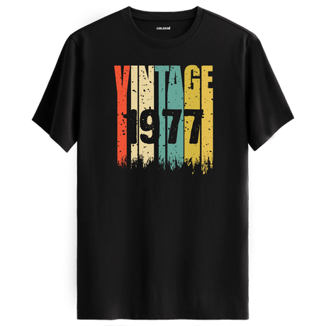1977 yılına ait vintage tarzda, retro renk bloklarıyla tasarlanmış siyah t-shirt.