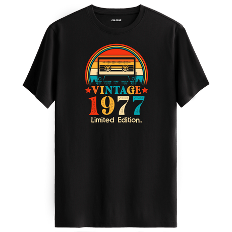Siyah vintage t-shirt, 1977 kaset çalar tasarımıyla retro tişört severler için nostaljik bir seçim.