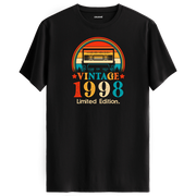 Siyah vintage t-shirt, 1998 kaset çalar tasarımıyla retro tişört severler için nostaljik bir seçim.