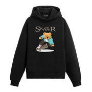 Kaykay üstünde kayan ayıcık figürlü hoodie tasarımı.