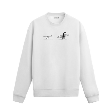 Sörf tahtaları taşıyan yavru ve yetişkin penguen figürlü sweatshirt tasarımı.