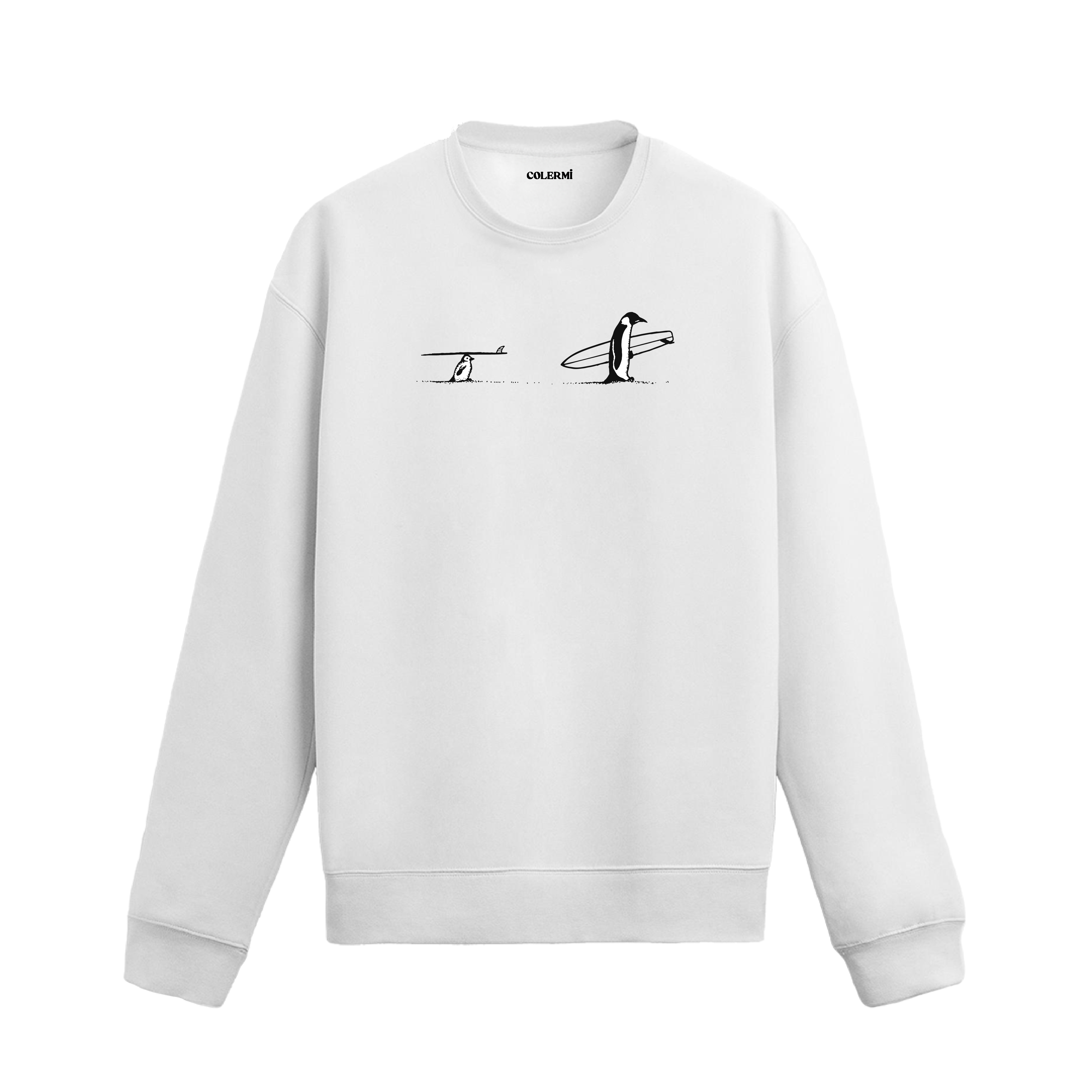 Sörf tahtaları taşıyan yavru ve yetişkin penguen figürlü sweatshirt tasarımı.