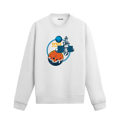 Uzay araştırma temalı sweatshirt üzerinde uydu, gezegen ve “Space Research” yazısı tasarımı