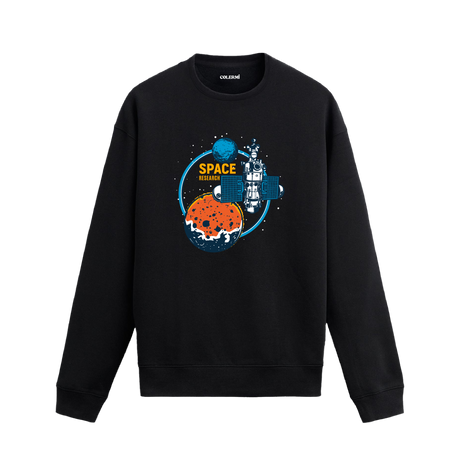 Uzay araştırma temalı sweatshirt üzerinde uydu, gezegen ve “Space Research” yazısı tasarımı