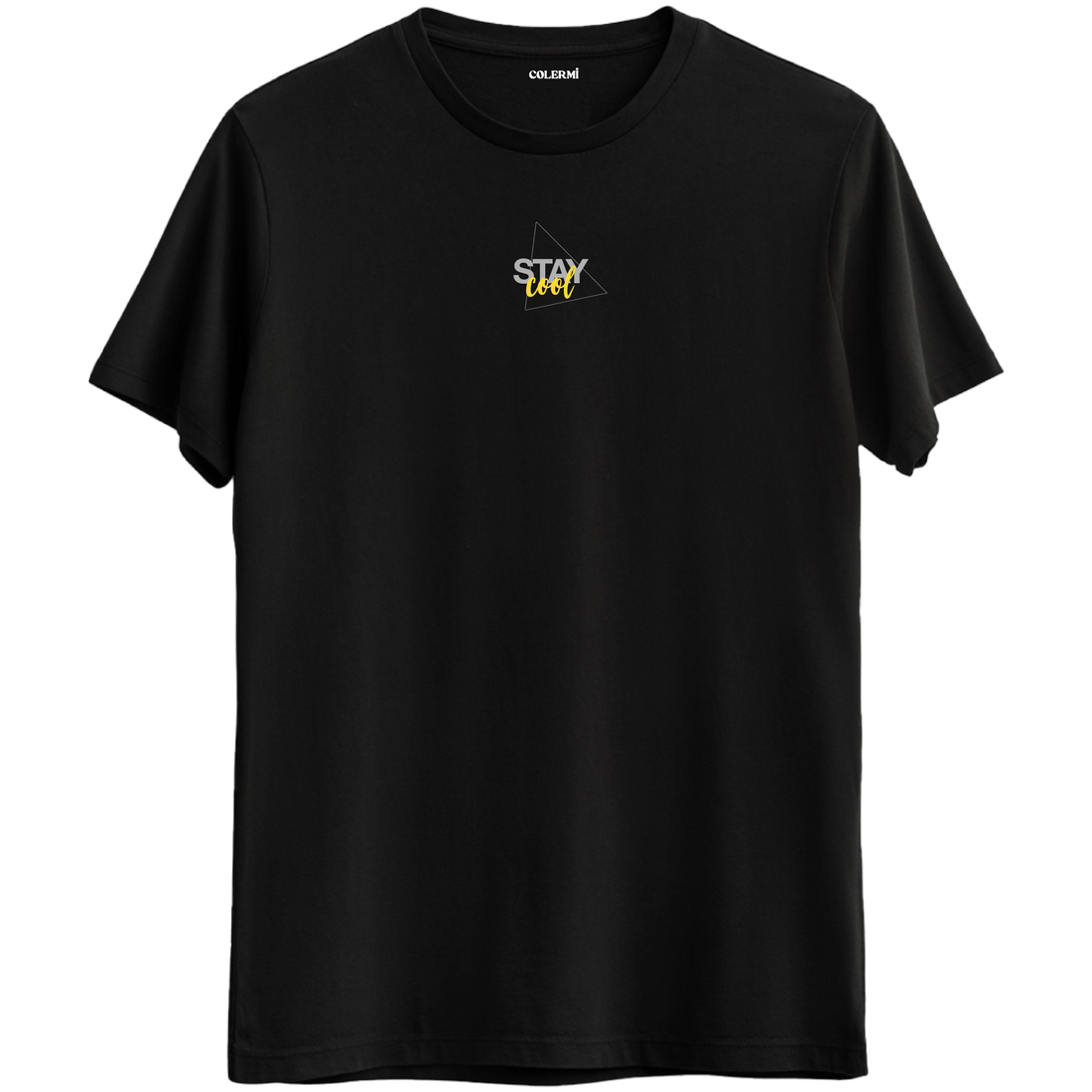 Stay Cool yazılı minimalist tasarım, sakin ve kendinden emin bir duruşu temsil eden Bisiklet Yaka T-Shirt.