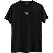 Stay Cool yazılı minimalist tasarım, sakin ve kendinden emin bir duruşu temsil eden Bisiklet Yaka T-Shirt.