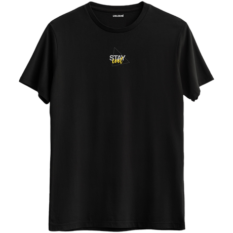 Stay Cool yazılı minimalist tasarım, sakin ve kendinden emin bir duruşu temsil eden Bisiklet Yaka T-Shirt.