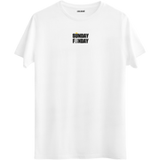 Sunday Funday yazı tasarımıyla hafta sonu enerjisini yansıtan beyaz Bisiklet Yaka T-Shirt.