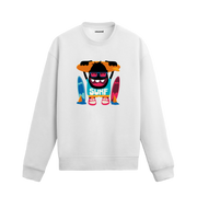 Beyaz sweatshirt üzerinde eğlenceli surf karakter tasarımı