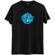 Siyah tişört üzerinde sörf tahtası taşıyan Surfie penguen tasarımı