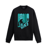 Üzerinde doğa yürüyüşü temalı “Take a Hike” tasarımı bulunan siyah sweatshirt modeli.