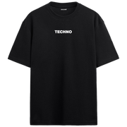 “TECHNO” yazılı minimal tasarımlı oversize tişört, sade görünümü ve rahat kesimiyle modern bir stil sunar.