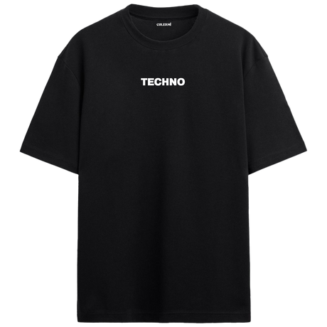 “TECHNO” yazılı minimal tasarımlı oversize tişört, sade görünümü ve rahat kesimiyle modern bir stil sunar.