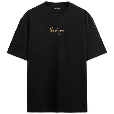“thank you” yazılı minimal tasarımlı oversize tişört, zarif tipografi ve rahat kesimiyle şık bir görünüm sunar.