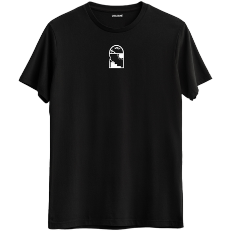 Ufka açılan pencere ve merdiven tasarımlı siyah Bisiklet Yaka T-Shirt.