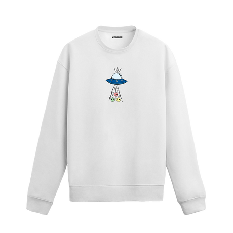 UFO’nun ışınlarıyla üç farklı surat figürünü çektiği uzay temalı Colermi sweatshirt tasarımı.