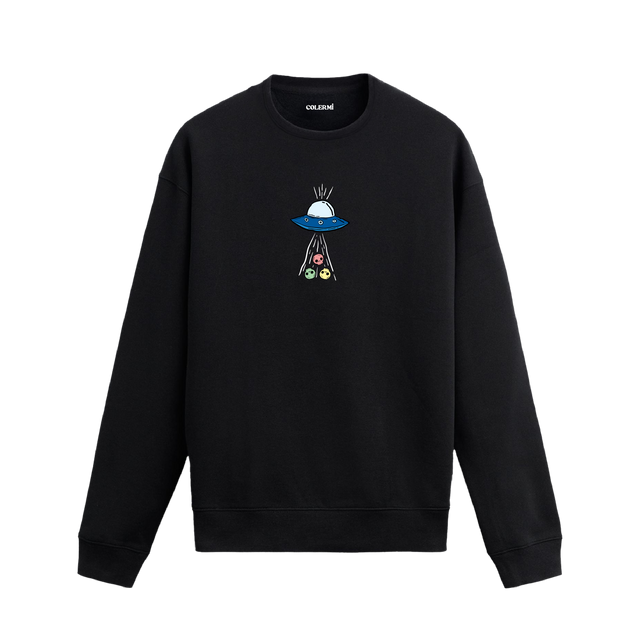 UFO’nun ışınlarıyla üç farklı surat figürünü çektiği uzay temalı Colermi sweatshirt tasarımı.
