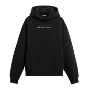 Siyah hoodie üzerinde Unavailable yazılı baskı
