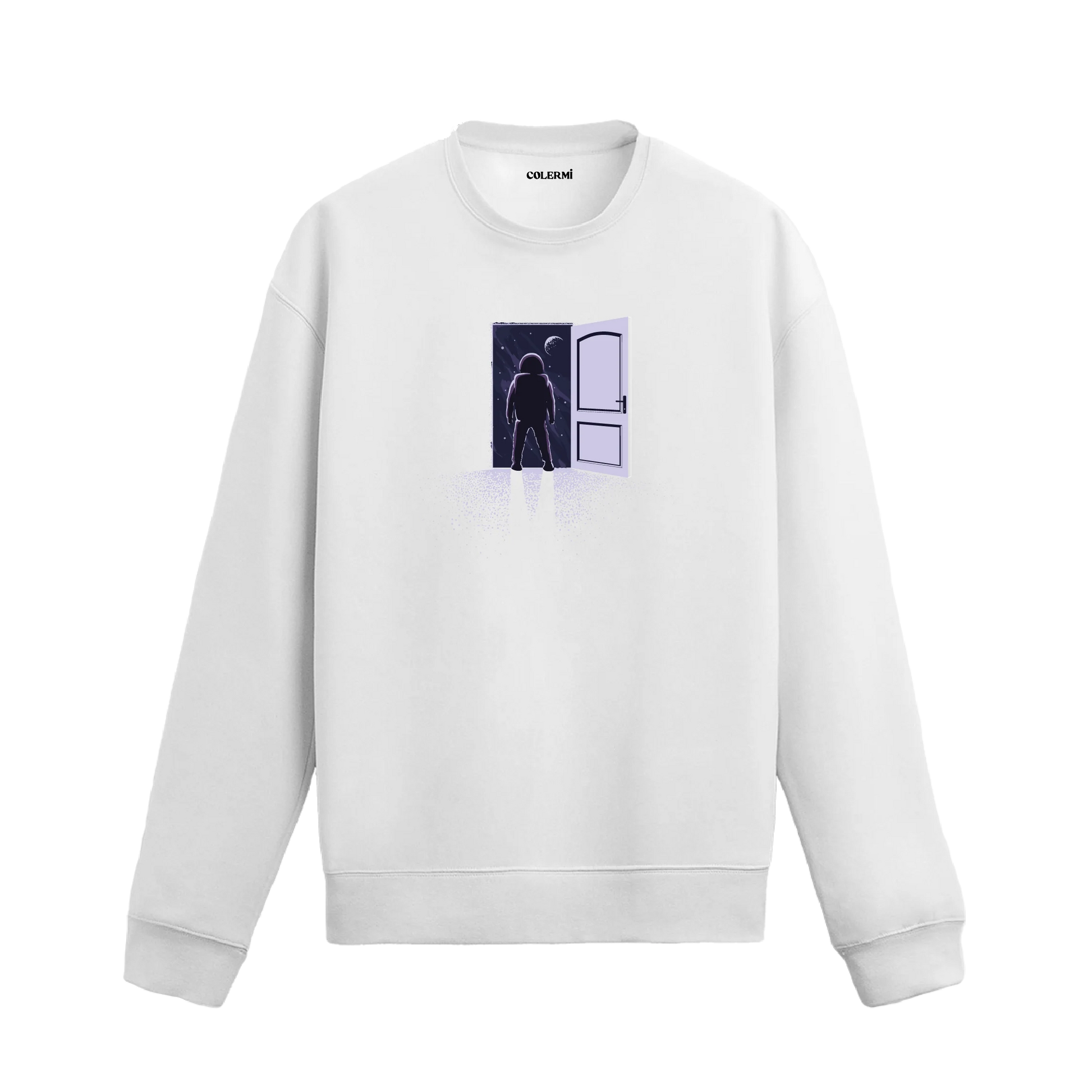 Açık bir kapının önünde uzaya doğru bakan bir astronot figürlü sweatshirt tasarımı.