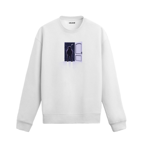 Açık bir kapının önünde uzaya doğru bakan bir astronot figürlü sweatshirt tasarımı.