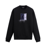 Açık bir kapının önünde uzaya doğru bakan bir astronot figürlü sweatshirt tasarımı.
