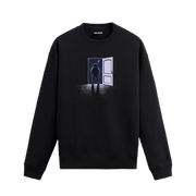 Açık bir kapının önünde uzaya doğru bakan bir astronot figürlü sweatshirt tasarımı.