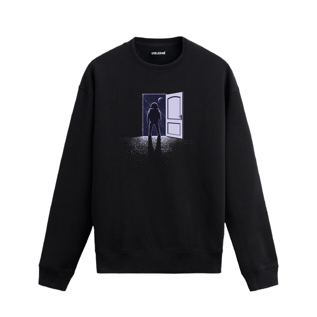Açık bir kapının önünde uzaya doğru bakan bir astronot figürlü sweatshirt tasarımı.