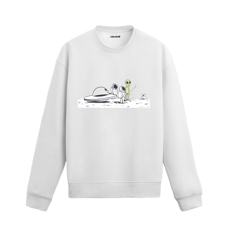 Ay yüzeyinde uzaylıyla karşılaşan ve selfie çeken astronotların bulunduğu eğlenceli tasarımlı sweatshirt.