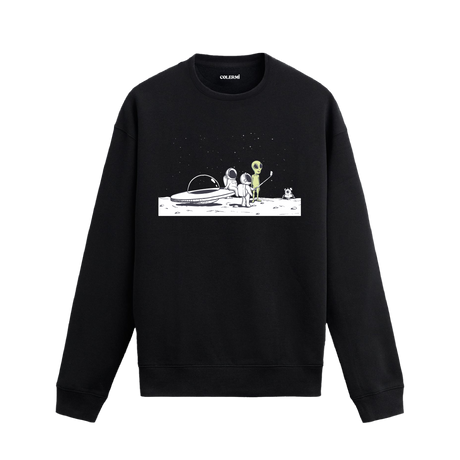 Ay yüzeyinde uzaylıyla karşılaşan ve selfie çeken astronotların bulunduğu eğlenceli tasarımlı sweatshirt.