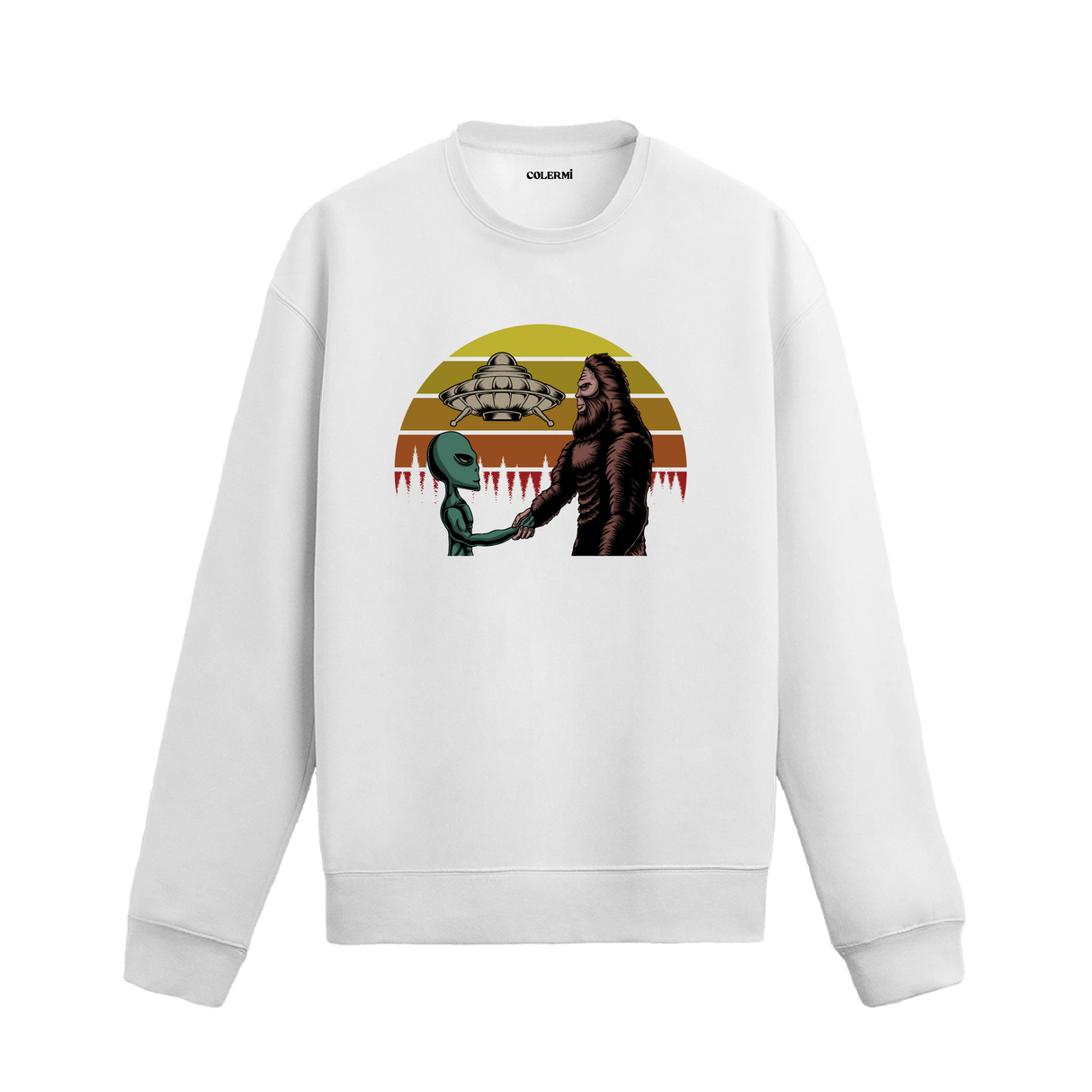 Uzay temalı beyaz sweatshirt üzerinde uzaylı ve kocaayak figürlerinin el sıkıştığı, arkada UFO ve retro güneş tasarımı bulunan yaratıcı illüstrasyon.