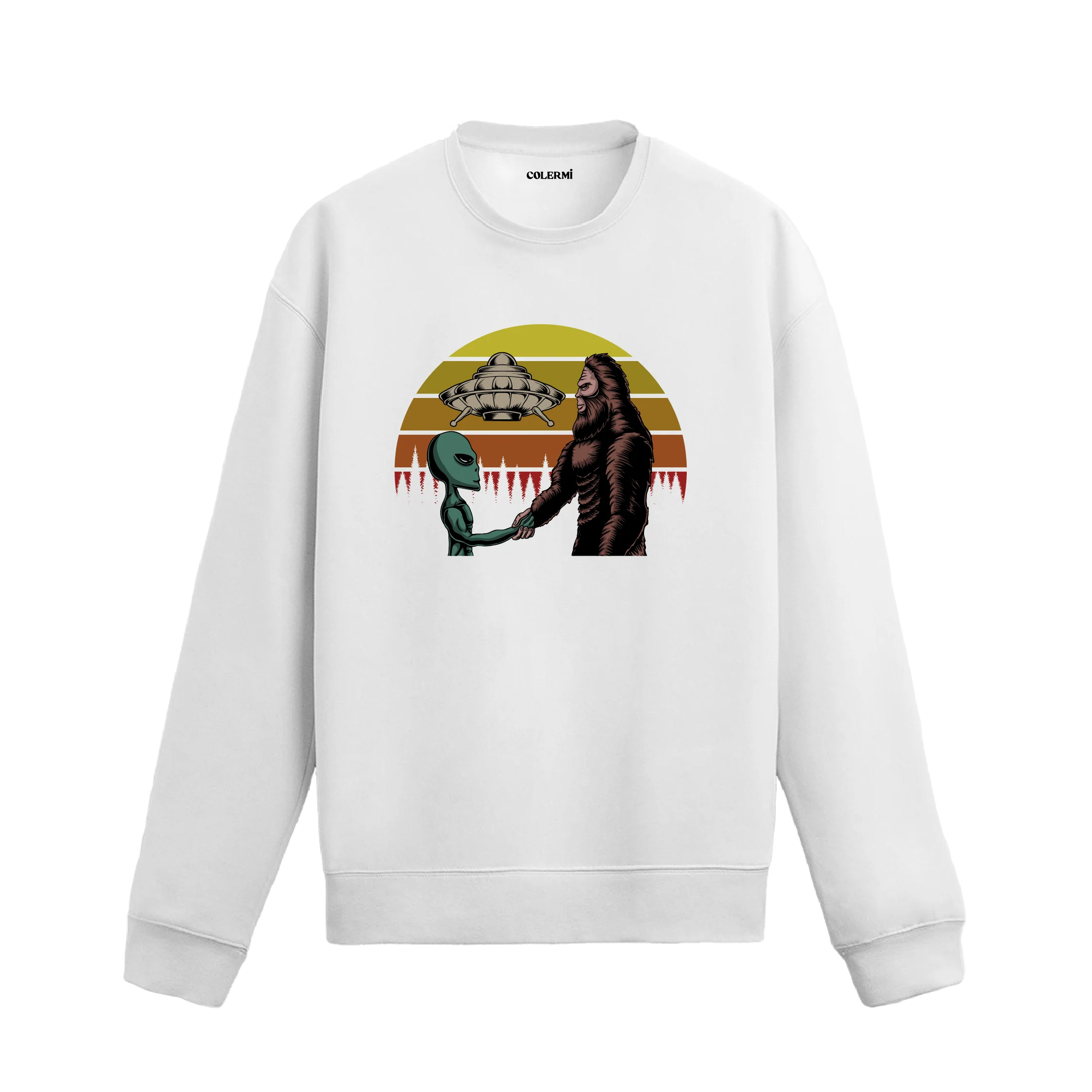 Uzay temalı beyaz sweatshirt üzerinde uzaylı ve kocaayak figürlerinin el sıkıştığı, arkada UFO ve retro güneş tasarımı bulunan yaratıcı illüstrasyon.
