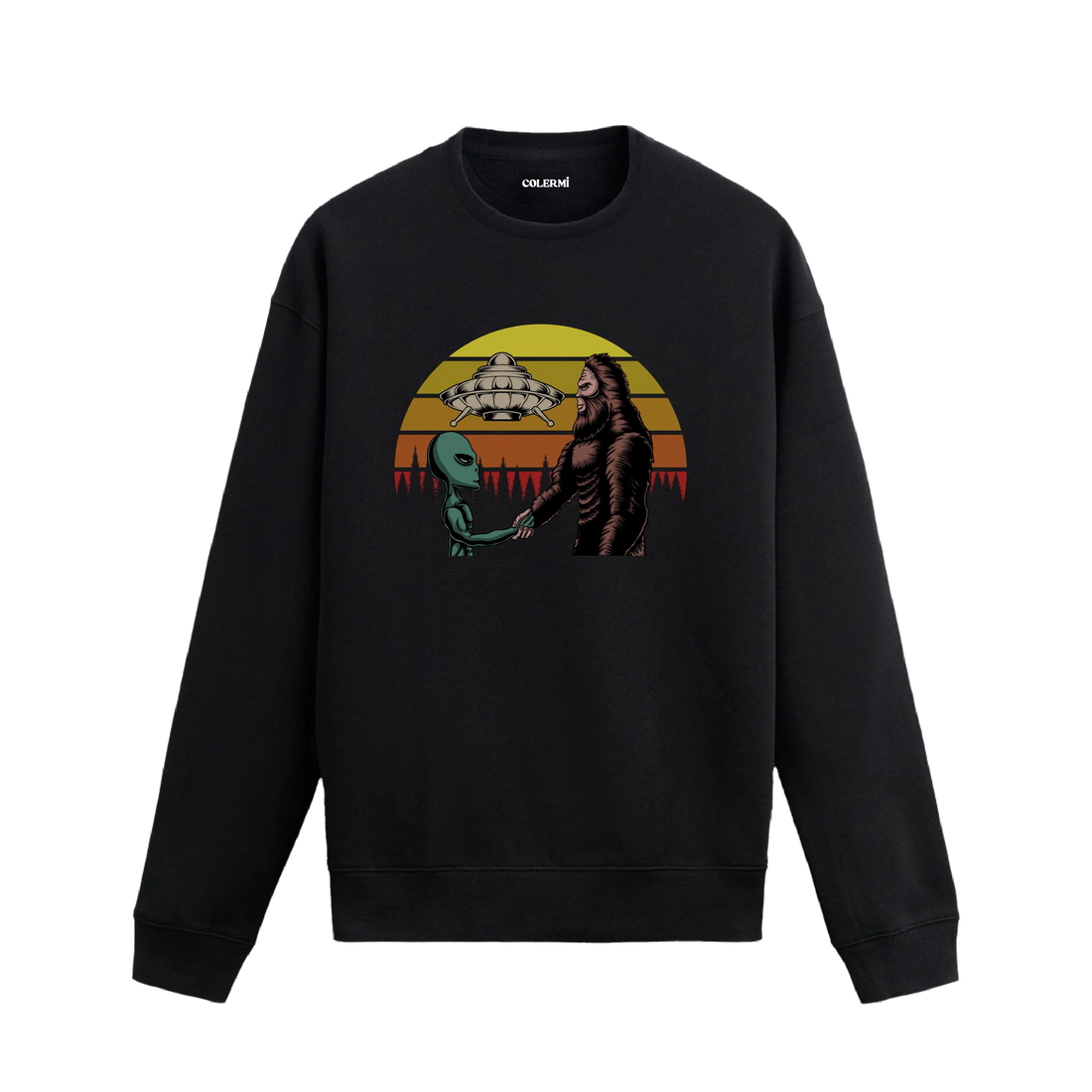 Uzay temalı siyah sweatshirt üzerinde uzaylı ve kocaayak figürlerinin el sıkıştığı, arkada UFO ve retro güneş tasarımı bulunan yaratıcı illüstrasyon.