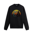 Uzay temalı siyah sweatshirt üzerinde uzaylı ve kocaayak figürlerinin el sıkıştığı, arkada UFO ve retro güneş tasarımı bulunan yaratıcı illüstrasyon.