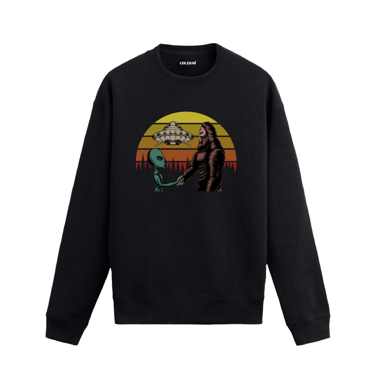 Uzay temalı siyah sweatshirt üzerinde uzaylı ve kocaayak figürlerinin el sıkıştığı, arkada UFO ve retro güneş tasarımı bulunan yaratıcı illüstrasyon.