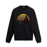 Uzay temalı siyah sweatshirt üzerinde uzaylı ve kocaayak figürlerinin el sıkıştığı, arkada UFO ve retro güneş tasarımı bulunan yaratıcı illüstrasyon.