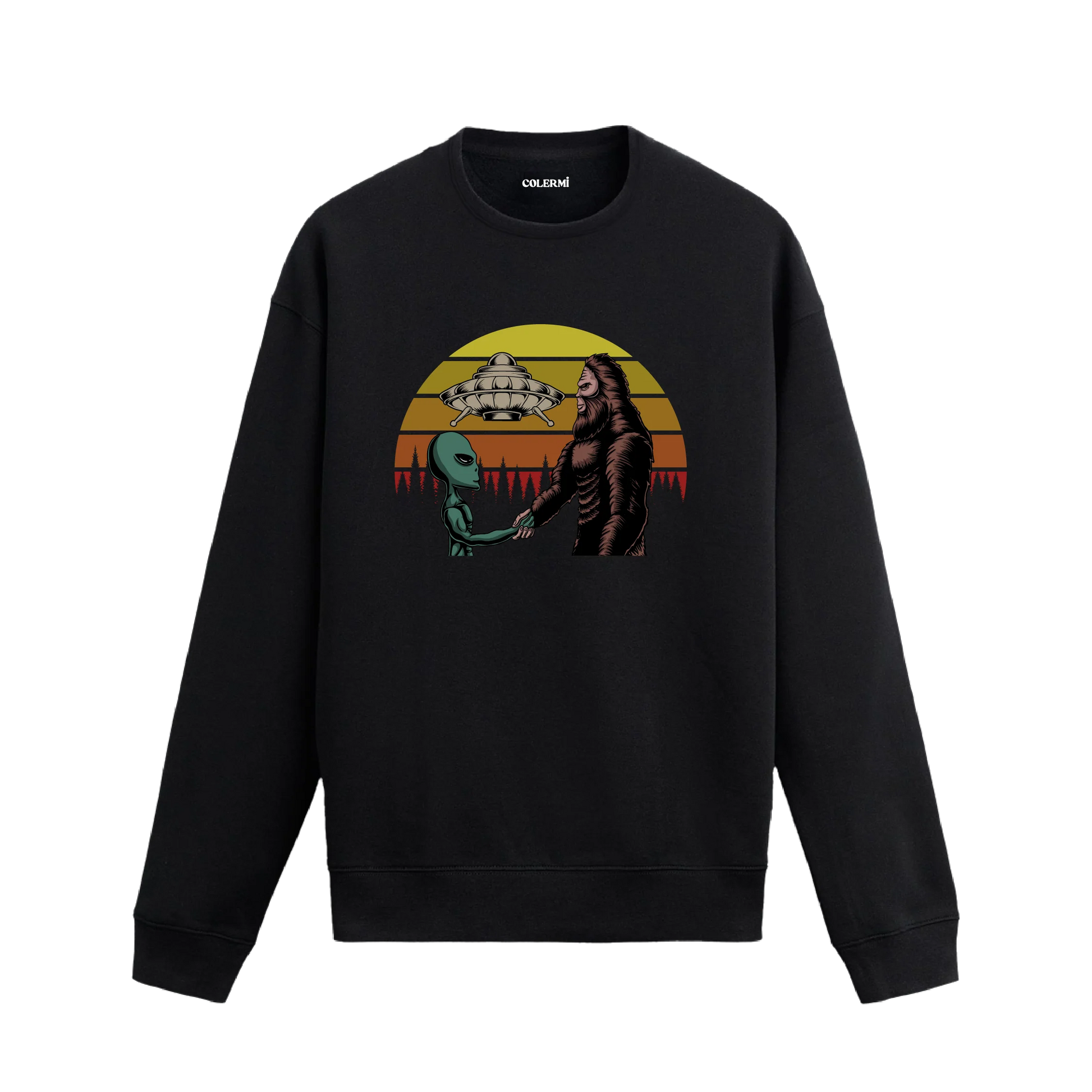 Uzay temalı siyah sweatshirt üzerinde uzaylı ve kocaayak figürlerinin el sıkıştığı, arkada UFO ve retro güneş tasarımı bulunan yaratıcı illüstrasyon.