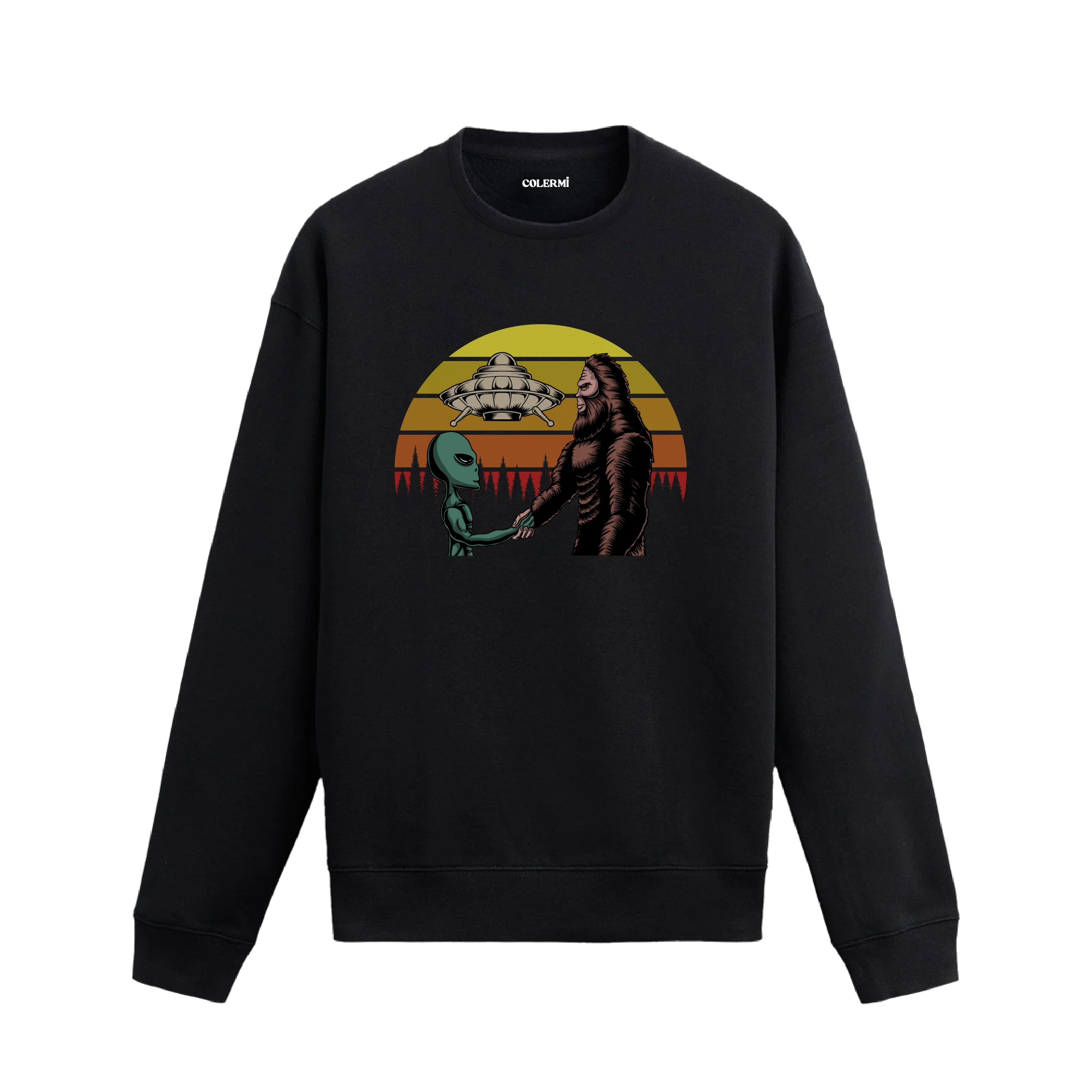 Uzay temalı siyah sweatshirt üzerinde uzaylı ve kocaayak figürlerinin el sıkıştığı, arkada UFO ve retro güneş tasarımı bulunan yaratıcı illüstrasyon.