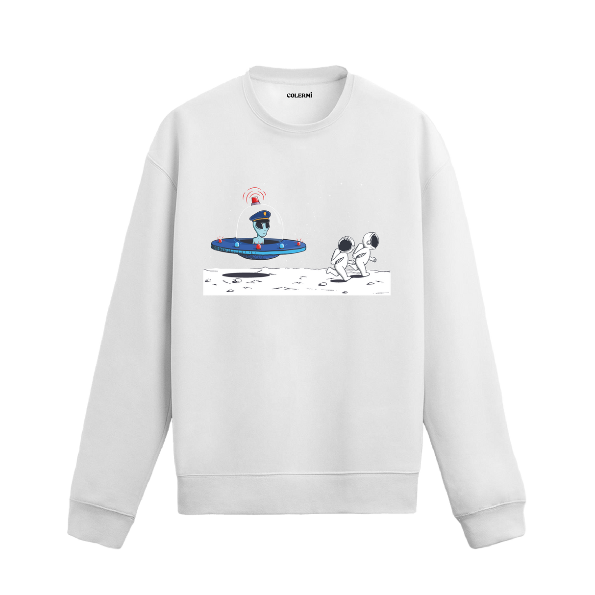 Ay yüzeyinde uzay gemisiyle gelen uzaylı polisi ve iki astronotu gösteren eğlenceli uzay temalı sweatshirt tasarımı.