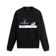 Ay yüzeyinde uzay gemisiyle gelen uzaylı polisi ve iki astronotu gösteren eğlenceli uzay temalı sweatshirt tasarımı.