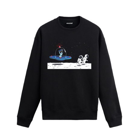 Ay yüzeyinde uzay gemisiyle gelen uzaylı polisi ve iki astronotu gösteren eğlenceli uzay temalı sweatshirt tasarımı.