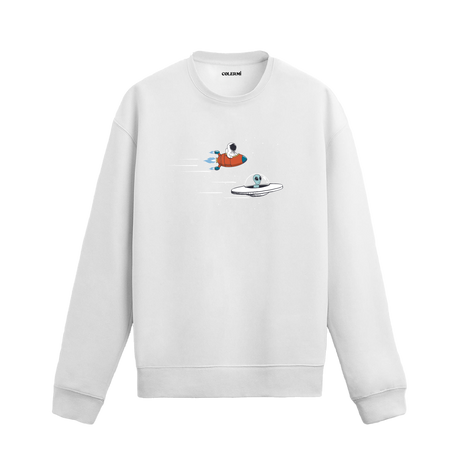 Astronot ve uzaylının araçlarıyla uzayda yarıştığı mizahi sweatshirt tasarımı