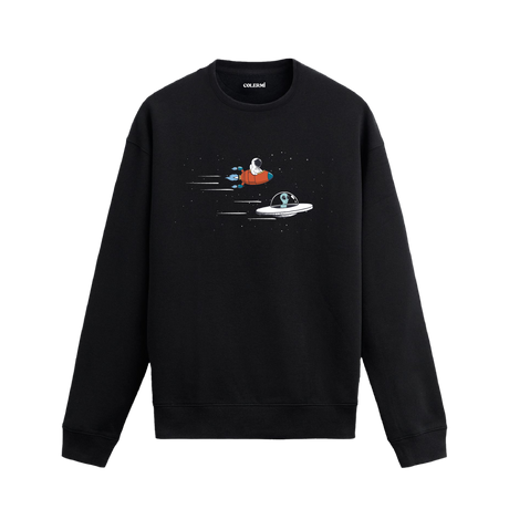 Astronot ve uzaylının araçlarıyla uzayda yarıştığı mizahi sweatshirt tasarımı