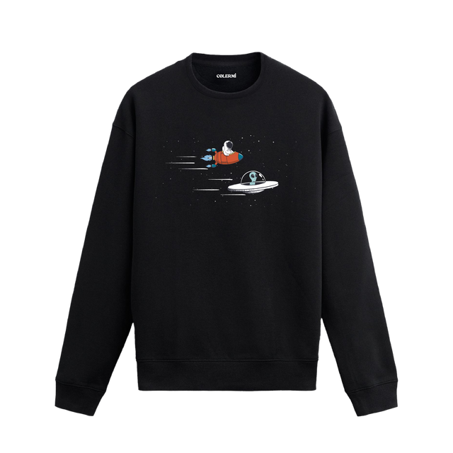 Astronot ve uzaylının araçlarıyla uzayda yarıştığı mizahi sweatshirt tasarımı