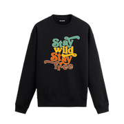 “Vahşi Kal, Özgür Kal” yazılı retro tipografik baskılı siyah sweatshirt