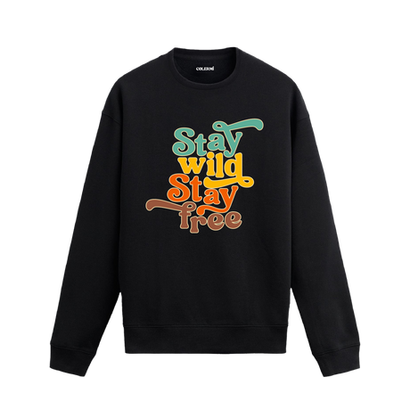 “Vahşi Kal, Özgür Kal” yazılı retro tipografik baskılı siyah sweatshirt
