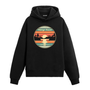 Vintage Sunset baskılı siyah hoodie – retro tarzda gün batımı manzaralı tasarım