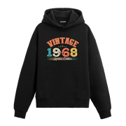 Siyah kapüşonlu hoodie üzerinde retro tarzda "Vintage 1968 Limited Edition" yazılı baskı tasarımı.